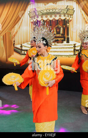 Danseurs de Malaisie en tenues traditionnelles à l'Expo 2015 de Milan, Italie Banque D'Images