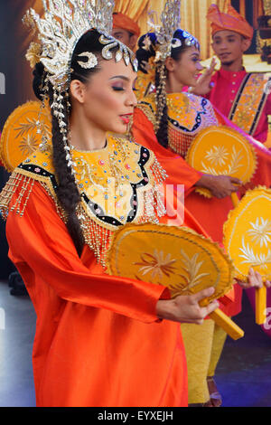 Danseurs de Malaisie en tenues traditionnelles à l'Expo 2015 de Milan, Italie Banque D'Images