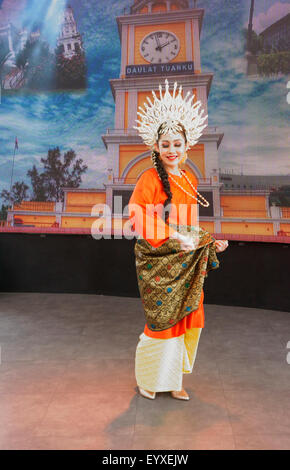 Danseurs de Malaisie en tenues traditionnelles à l'Expo 2015 de Milan, Italie Banque D'Images