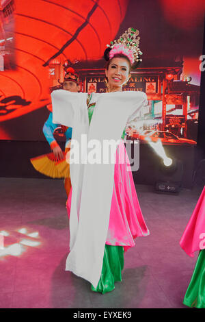 Danseurs de Malaisie en tenues traditionnelles à l'Expo 2015 de Milan, Italie Banque D'Images