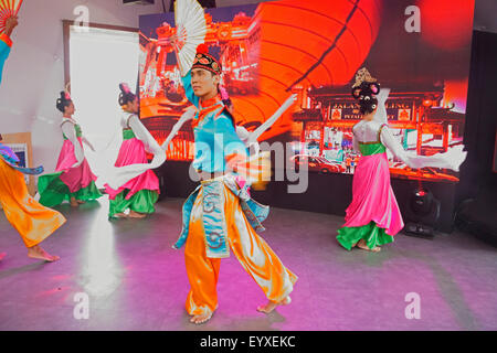 Danseurs de Malaisie en tenues traditionnelles à l'Expo 2015 de Milan, Italie Banque D'Images