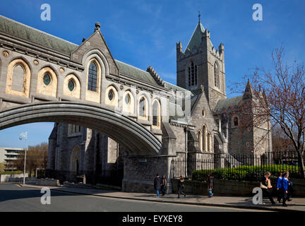 Pont de pierre du 19ème siècle à partir de la Salle du Synode (gauche) à la Cathédrale Christ Church, fondée 1030, reconstruit en 1878, Winetavern Street, Dublin, Irlande Banque D'Images