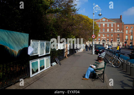 Exposition artistique sur les grilles de Merrion Square, avec Holles Street derrière l'hôpital de maternité, Dublin, Irlande Banque D'Images