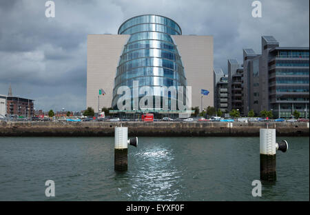 Le Centre de conférences de l'Irlandais National surplombe la rivière Liffey à Spencer Dock, North Wall Quay, Dublin Docklands, Dublin, Irlande Banque D'Images