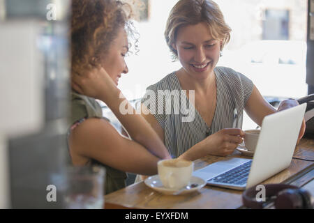 Café d'affaires avec working at laptop in cafe Banque D'Images