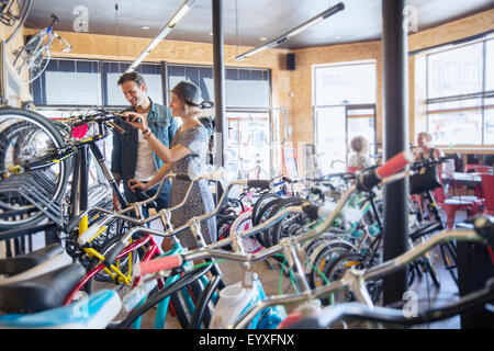Deux vélos navigation sur l'armoire au magasin de vélos Banque D'Images