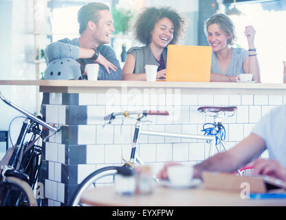 Le partage d'amis au café bar portable Banque D'Images