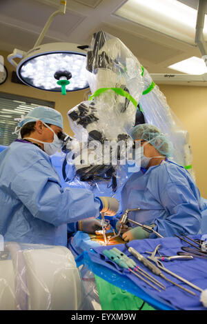 Englewood, Colorado - Le Dr Paul Elliott (à gauche) effectue la chirurgie de la colonne vertébrale microscopique sur un patient à la Swedish Medical Center. Banque D'Images