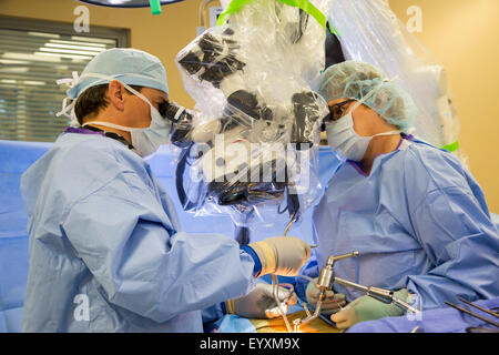 Englewood, Colorado - Le Dr Paul Elliott (à gauche) effectue la chirurgie de la colonne vertébrale microscopique sur un patient à la Swedish Medical Center. Banque D'Images