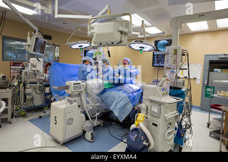 Englewood, Colorado - Le Dr Paul Elliott effectue la chirurgie mini-invasive du rachis lombaire sur un patient à la Swedish Medical Center. Banque D'Images