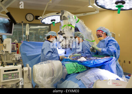 Englewood, Colorado - Le Dr Paul Elliott (à gauche) effectue la chirurgie de la colonne vertébrale microscopique sur un patient à la Swedish Medical Center. Banque D'Images