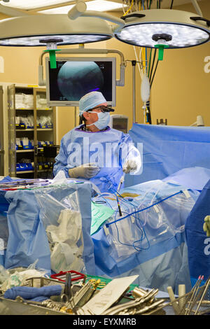 Englewood, Colorado - Le Dr Paul Elliott effectue la chirurgie mini-invasive du rachis lombaire sur un patient à la Swedish Medical Center. Banque D'Images