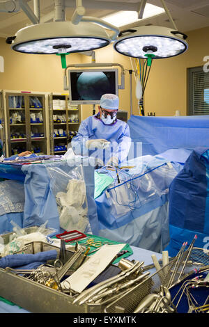 Englewood, Colorado - Le Dr Paul Elliott effectue la chirurgie mini-invasive du rachis lombaire sur un patient à la Swedish Medical Center. Banque D'Images