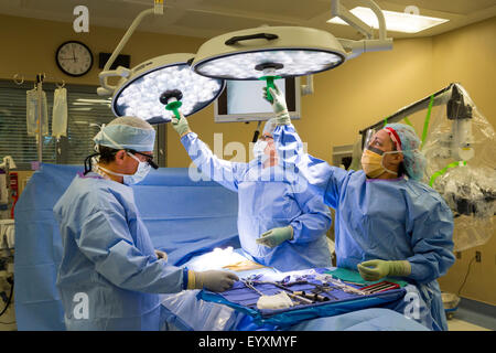 Englewood, Colorado - Le Dr Paul Elliott (à gauche) et son équipe chirurgicale se prépare à effectuer une chirurgie lombaire. Banque D'Images