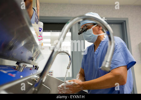 Englewood, Colorado - Le Dr Paul Elliott frotte pour chirurgie à Swedish Medical Center. Banque D'Images