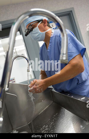 Englewood, Colorado - Le Dr Paul Elliott frotte pour chirurgie à Swedish Medical Center. Banque D'Images