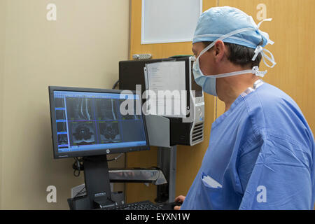 Englewood, Colorado - Le Dr Paul Elliott studies images IRM avant de commencer la chirurgie de la colonne vertébrale lombaire au Swedish Medical Center. Banque D'Images