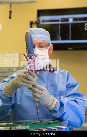 Englewood, Colorado - Une équipe chirurgicale minimalement invasive effectue la fusion à instrumenté lombaire Swedish Medical Center. Banque D'Images