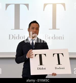 Tokyo, Japon. 5 Août, 2015. Designer japonais Kenjiro Sano refuse un présumé plagiat lors d'une conférence de presse à Tokyo, le mercredi 5 août, 2015. Designer belge Olivier Debie a affirmé que l'emblème dévoilé récemment Sano conçu pour les Jeux Olympiques de Tokyo 2020 ressemble à l'emblème de Debie conçue pour un théâtre belge. Debie a envoyé une lettre au Comité International Olympique et le Comité organisateur des Jeux Olympiques de Tokyo à la recherche de sa rétractation. Credit : Natsuki Sakai/AFLO/Alamy Live News Banque D'Images