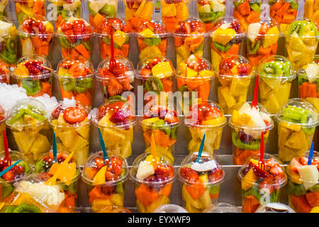 Les salades de fruits à la vente à la Boqueria à Barcelone Banque D'Images