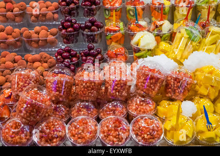 Des cocktails de fruits au marché de la Boqueria à Barcelone Banque D'Images