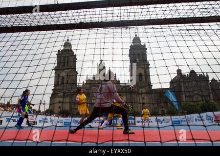 La ville de Mexico, Mexique. 4 Août, 2015. Règlement des joueurs la balle pendant un match de football dans l'ouverture du tournoi "De la rue à l' sur le terrain, à la place Zocalo, à Mexico, capitale du Mexique, le 4 août 2015. Selon la presse locale, les gagnants du tournoi sera le représentant du Mexique lors de la dernière scène mondiale qui se tiendra dans la ville d'Amsterdam, le 5 septembre 2007. crédit : Ariana Perez/NOTIMEX/Xinhua/Alamy Live News Banque D'Images