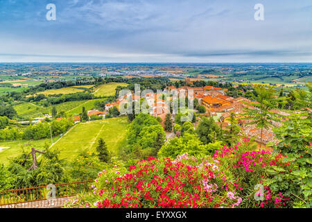 La nature et les souvenirs - vue de la terrasse du village médiéval de Bertinoro en Italie avec vue sur les collines de la campagne de la Romagne en pente jusqu'à la mer Banque D'Images