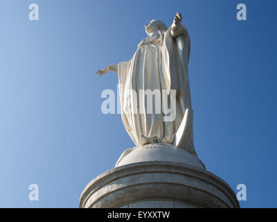 Vierge Marie statue sur le Cerro San Cristobal, Santiago, Chili Banque D'Images