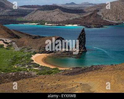 Avis de Pinnacle Rock et entourant les baies de l'île de Bartolome dans l'archipel des Galapagos Banque D'Images