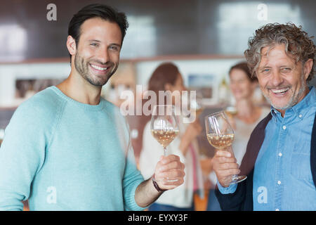 Portrait smiling men dégustation de vins au caveau de dégustation cave Banque D'Images