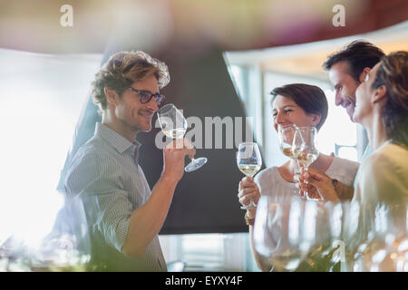 Dégustation de vin d'amis dans la salle de dégustation cave Banque D'Images