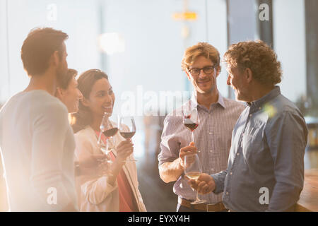 Dégustation de vin d'amis dans la salle de dégustation cave Banque D'Images