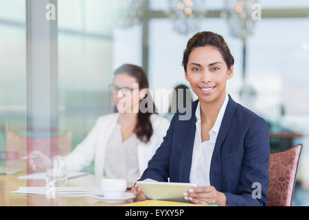 Portrait confident businesswoman using digital tablet Banque D'Images