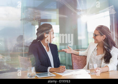 Businesswomen talking sous le soleil de la salle de conférence Banque D'Images