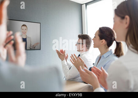 Les gens d'affaires des mains de businesswoman sur écran vidéo conférence Banque D'Images