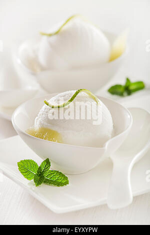 Citron et lime fraîche glace dans une tasse blanche. Banque D'Images