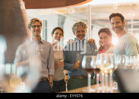 Portrait of smiling friends la dégustation du vin au winery Banque D'Images
