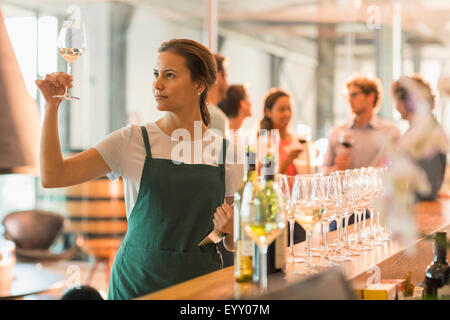 Salle de dégustation de vin blanc de l'examen des travailleurs Banque D'Images