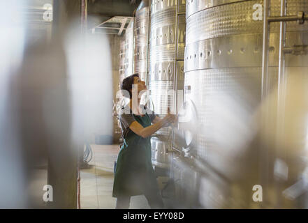 Contrôle de la TVA est le fabricant d'acier inoxydable en cave de vinification Banque D'Images