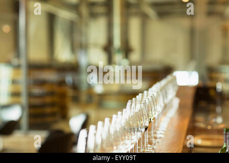 Verres à vin dans une rangée sur le comptoir dans la salle de dégustation cave Banque D'Images