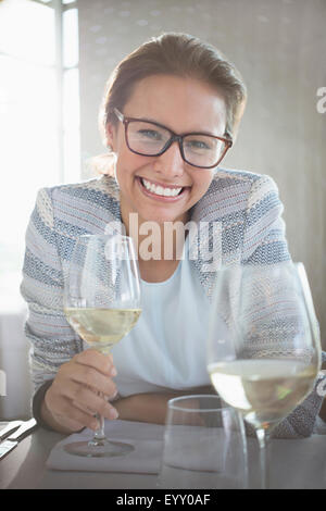 Portrait woman avec lunettes drinking white wine Banque D'Images