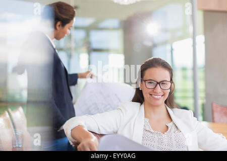 Portrait confident businesswoman in office Banque D'Images