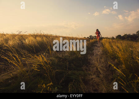 Young woman in dress marcher sur la route dans la zone Banque D'Images