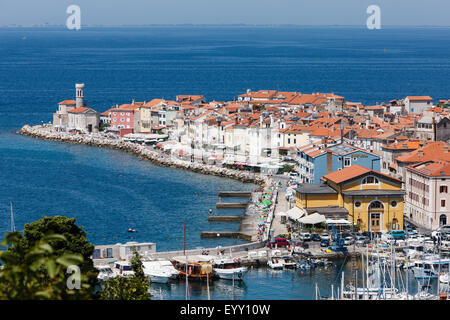 Vue urbaine avec phare, Piran, Istrie, littoral slovène, la Slovénie Banque D'Images