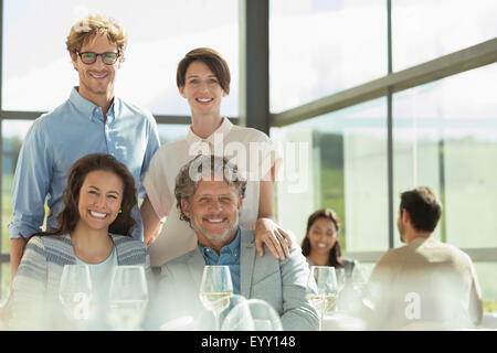 Portrait smiling friends dans restaurant ensoleillé Banque D'Images