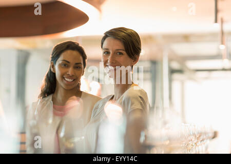 Portrait of smiling women la dégustation de vins en cave salle de dégustation Banque D'Images