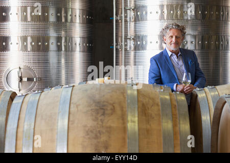 Portrait confiant de vin en cave de vinification Banque D'Images