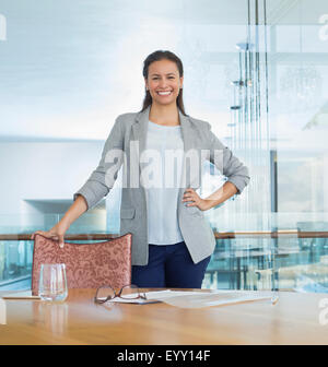 Portrait confident businesswoman in conference room Banque D'Images