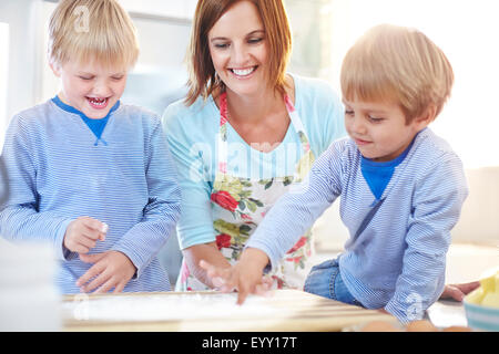 Mère et fils baking in kitchen Banque D'Images