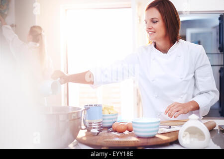 Chef baking in kitchen Banque D'Images